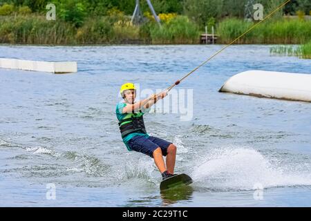 Wakeboard adolescent sur un lac - Brwinow, Masovia, Pologne Banque D'Images