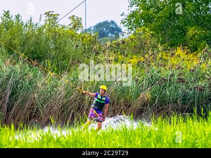 Wakeboard adolescent sur un lac - Brwinow, Masovia, Pologne Banque D'Images