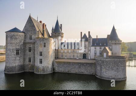 France, Loiret, Vallée de la Loire classée au patrimoine mondial par l'UNESCO, Sully sur Loire, Château de Sully sur Loire, XIVe-XVIIIe siècle (vue aérienne) // Franc Banque D'Images