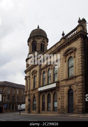 boutiques et bâtiments le long de la rue du quai la route principale qui longe le centre du pont sowerby dans le yorkshire de l'ouest Banque D'Images