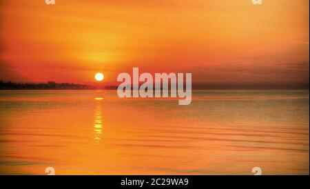 Vue panoramique au lever du soleil sur le lac Issyk-Kul, Cholpon-ATA, Kirghizistan Banque D'Images