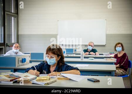 Milan - Premier jour d'examens d'état à l'école secondaire d'Alessandro Volta. Un étudiant passe le seul test oral devant les professeurs de la commission assis à une distance sûre. Maturité 2020 pendant l'urgence du coronavirus (Marco Passaro/Fotogramma, Milan - 2020-06-17) p.s. la foto e' utilizzabile nel rispetto del contento in cui e' statesta a scatata, e senza intento diffamatorio del decoro delle persone rappresentate Banque D'Images