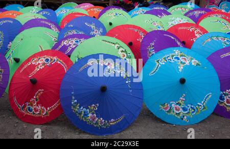 Parapluie bijou Bo Sang du village à la province de Chiangmai, Thaïlande. Banque D'Images