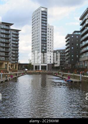 vue sur le bout du quai de leeds avec la maison clarence entourée d'appartements modernes Banque D'Images