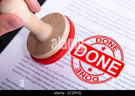 Businessman Hand Putting fait apposer sur le document Banque D'Images
