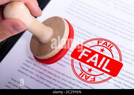 Businessman Hand Putting Ne Stamp sur le document Banque D'Images