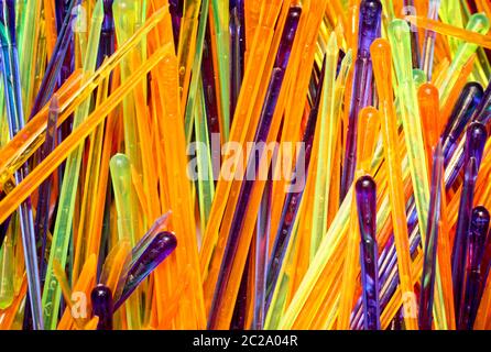 Beaucoup de ramasseurs de fromage colorés en plastique Banque D'Images
