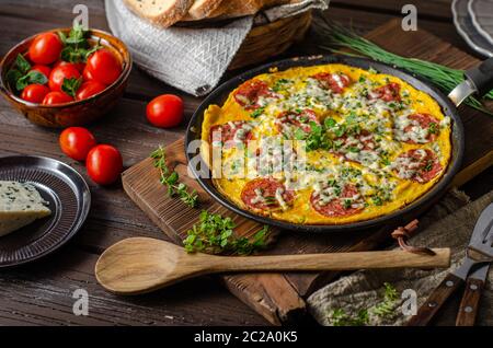 Facile à préparer avec du salami, du fromage bleu, des herbes fraîches sur une casserole, du pain croustillant délicieux Banque D'Images