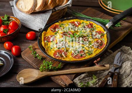 Facile à préparer avec du salami, du fromage bleu, des herbes fraîches sur une casserole, du pain croustillant délicieux Banque D'Images