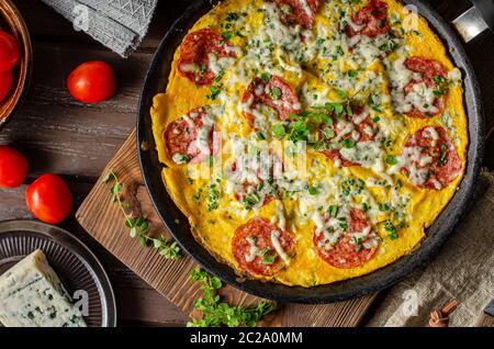 Facile à préparer avec du salami, du fromage bleu, des herbes fraîches sur une casserole, du pain croustillant délicieux Banque D'Images