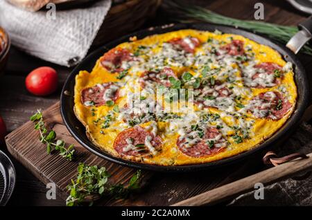 Facile à préparer avec du salami, du fromage bleu, des herbes fraîches sur une casserole, du pain croustillant délicieux Banque D'Images