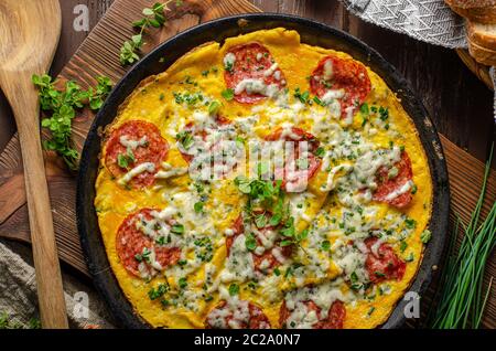 Facile à préparer avec du salami, du fromage bleu, des herbes fraîches sur une casserole, du pain croustillant délicieux Banque D'Images