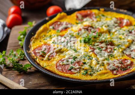 Facile à préparer avec du salami, du fromage bleu, des herbes fraîches sur une casserole, du pain croustillant délicieux Banque D'Images