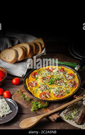 Facile à préparer avec du salami, du fromage bleu, des herbes fraîches sur une casserole, du pain croustillant délicieux Banque D'Images