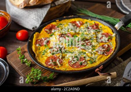 Facile à préparer avec du salami, du fromage bleu, des herbes fraîches sur une casserole, du pain croustillant délicieux Banque D'Images