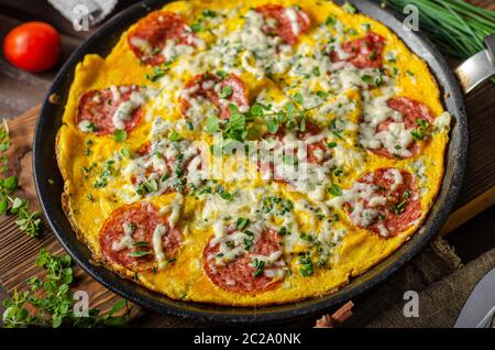 Facile à préparer avec du salami, du fromage bleu, des herbes fraîches sur une casserole, du pain croustillant délicieux Banque D'Images