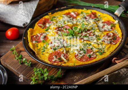 Facile à préparer avec du salami, du fromage bleu, des herbes fraîches sur une casserole, du pain croustillant délicieux Banque D'Images