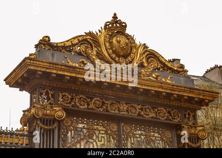 Paris, France - 1er avril 2017 : porte d'or du palais de justice appelé palais de justice en langue française à Paris Banque D'Images