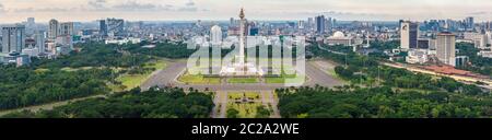 Jakarta, Indonésie - 19 février 2019 : vue aérienne de Tugu Monas (Monumen Nasional) ou Monument national. La baie de Jakarta est visible dans le fond Banque D'Images