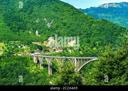 Djurdjevicha pont sur la rivière Tara dans les montagnes du Monténégro Banque D'Images