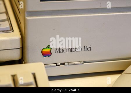 Istanbul, Turquie, mars 2019: Gros plan vieux logo Apple arc-en-ciel sur l'ancien ordinateur Macintosh. Musée Rahmi Koc Banque D'Images