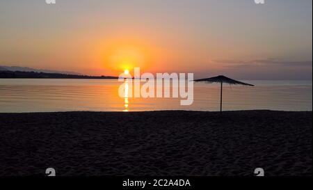 Vue panoramique au lever du soleil sur le lac Issyk-Kul, Cholpon-ATA, Kirghizistan Banque D'Images