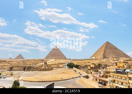 Pyramides et le Sphinx de Gizeh sur plateau de désert de l'Egypte, vue de dessus Banque D'Images