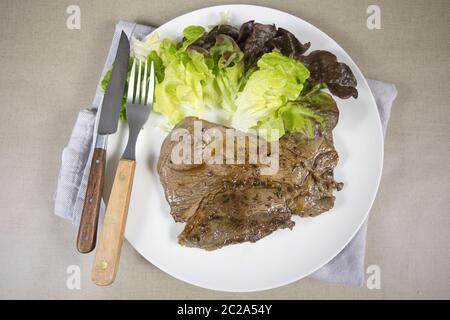 steak de bœuf grillé et salade Banque D'Images