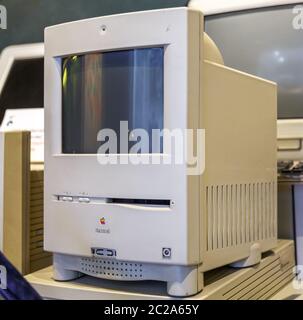 Istanbul, Turquie, Mars 2019: Apple Macintosh Classic ordinateur personnel ancien ordinateur original avec clavier sur l'affichage dans un Rahm Banque D'Images