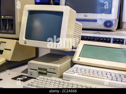 Istanbul, Turquie, Mars 2019: Apple Macintosh Classic ordinateur personnel ancien ordinateur original avec clavier sur l'affichage dans un Rahm Banque D'Images