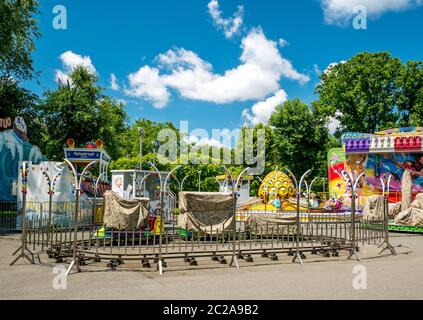 Bucarest/Roumanie - 03.06.2020: Attractions fermées dans le parc mondial pour enfants, à Bucarest. Banque D'Images