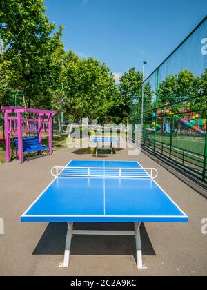 Parc vide avec table de ping-pong bleue ou tables de tennis Banque D'Images