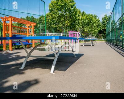 Parc vide avec table de ping-pong bleue ou tables de tennis Banque D'Images