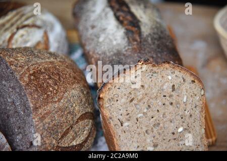 Un pain frais et croustillant fait maison. Rustique maison aigre. Pain brun. Différents types de pains. Pain coupé en tranches. Image d'une cuisine de style campagne. Banque D'Images