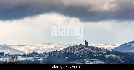 Village de Montpeyroux et vue sur le massif du Sancy en hiver, Puy de Dôme, Auvergne, France, Europe Banque D'Images