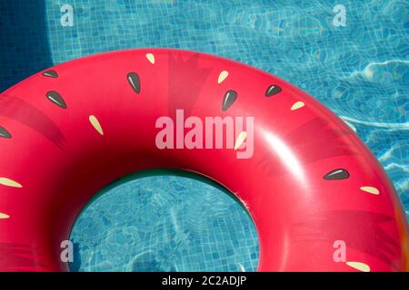 Melon gonflable ring floating in swimming pool Banque D'Images