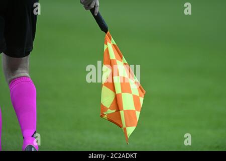 Le joueur de ligne de la Ligue des champions de l'UEFA est à l'arrière-plan avec un drapeau sur gazon vert, au stade san siro, à Milan. Banque D'Images