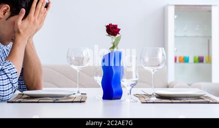 Seul l'homme se préparer à date romantique avec son amour Banque D'Images