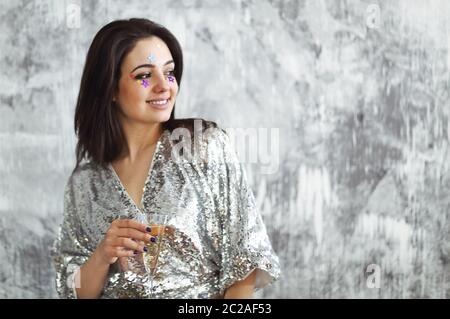 Portrait de la jeune femme avec maquillage brillant portant une robe de cocktail Banque D'Images