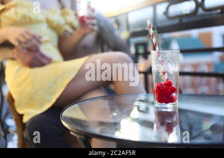 Couple amoureux de boire un moment de limonade rafraîchissante avec des baies de rasberry sur un balcon Banque D'Images