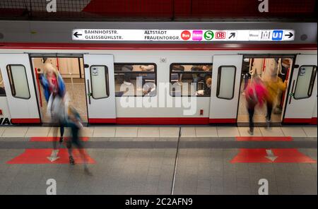 Nuremberg, Allemagne. 16 juin 2020. Un métro est situé à l'arrêt Hauptbahnhof sur la voie. Nuremberg veut introduire un billet annuel de 365 euros dans les transports publics pour tous le 1er janvier 2023. Crédit : Daniel Karmann/dpa/Alay Live News Banque D'Images
