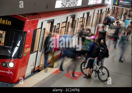 Nuremberg, Allemagne. 16 juin 2020. Un métro est situé à l'arrêt Hauptbahnhof sur la voie. Nuremberg veut introduire un billet annuel de 365 euros dans les transports publics pour tous le 1er janvier 2023. Crédit : Daniel Karmann/dpa/Alay Live News Banque D'Images