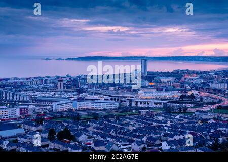 Aperçu de Swansea y compris la Tour Meridian Meridian Quay Swansea au Pays de Galles au crépuscule Banque D'Images