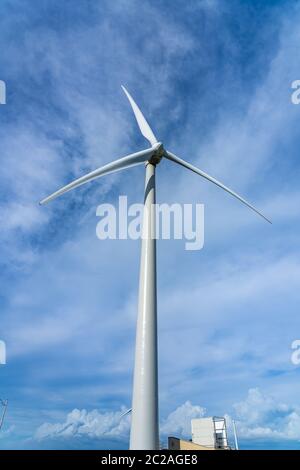 Gros plan des éoliennes ou convertisseur d'énergie éolienne par temps ensoleillé avec ciel bleu et nuages blancs Banque D'Images