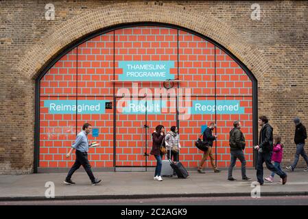 Les gens qui marchent devant la fresque murale annonçant le programme Thameslink à la station London Bridge à Duke St Hill London comme en janvier 2020 Banque D'Images