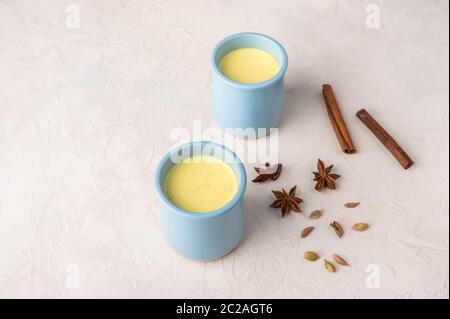 Deux tasses bleues avec thé traditionnel indien masala chai aux épices sur fond clair avec espace pour les copies Banque D'Images