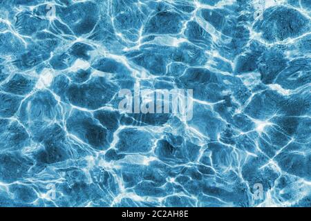 Surface d'eau transparente sans couture avec ondulations.Surface d'eau de mer ou de piscine avec réflexions de lumière Banque D'Images