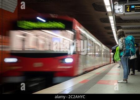 Nuremberg, Allemagne. 16 juin 2020. Un métro est situé à l'arrêt Hauptbahnhof sur la voie. Nuremberg veut introduire un billet annuel de 365 euros dans les transports publics pour tous le 1er janvier 2023. Crédit : Daniel Karmann/dpa/Alay Live News Banque D'Images