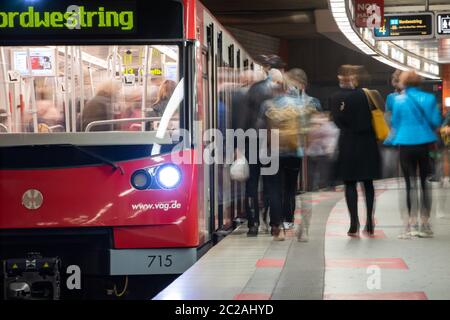 Nuremberg, Allemagne. 16 juin 2020. Un métro est situé à l'arrêt Hauptbahnhof sur la voie. Nuremberg veut introduire un billet annuel de 365 euros dans les transports publics pour tous le 1er janvier 2023. Crédit : Daniel Karmann/dpa/Alay Live News Banque D'Images