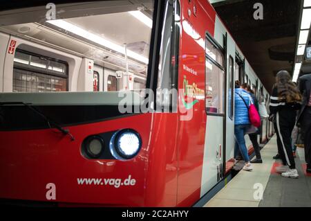 Nuremberg, Allemagne. 16 juin 2020. Un métro est situé à l'arrêt Hauptbahnhof sur la voie. Nuremberg veut introduire un billet annuel de 365 euros dans les transports publics pour tous le 1er janvier 2023. Crédit : Daniel Karmann/dpa/Alay Live News Banque D'Images